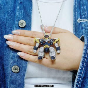 Collar con colgante de robot de dibujos animados de hip hop con brillo – Joyería de anime – Pieza llamativa de cobre con circonitas cúbicas – Regalo nostálgico de los 90 para grillz para hombre y mujer
