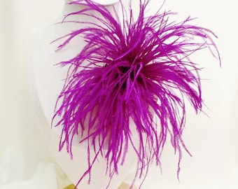 手作りのホットピンクの羽根と花のブローチ – 結婚式、ダービー、アスコット、帽子などにぴったりの存在感のある大きなピン