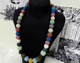 Pendentif Créatif En Pierre Volcanique Sur Collier - Doré, Alliage, Neuf Avec étiquettes
