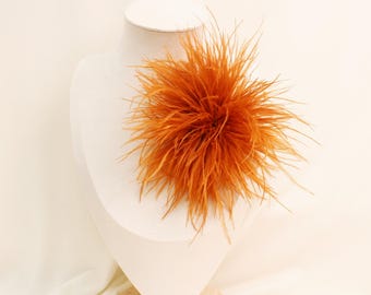 Handgjord orangegul fjäderblombrosch – 13 cm fascinator för Derby, Ascot och bröllop