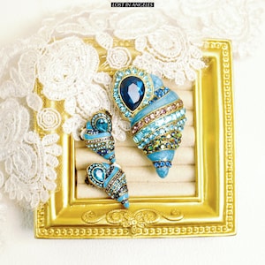Conjunto de broche y pendientes de concha azul estilo vintage, joyería náutica de cristal y piedras preciosas.