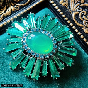 Spilla floreale vittoriana con smeraldo: spilla di ispirazione vintage