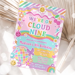 Könnte beinhalten: Eine rosafarbene und regenbogenfarbene Geburtstagseinladung mit dem Text "We're on Cloud Nine" und einer Discokugel-Grafik. Die Einladung ist für Madisons 9. Geburtstagsparty am 10. Juni um 14:00 Uhr. Sie enthält die Adresse und RSVP-Informationen.