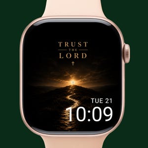 Op de afbeelding: Roségouden smartwatch met een zwart scherm met de tekst "TRUST THE LORD" boven een kruis en een landschap. De tijd is 10:09 uur, dinsdag 21. De band is lichtroze.