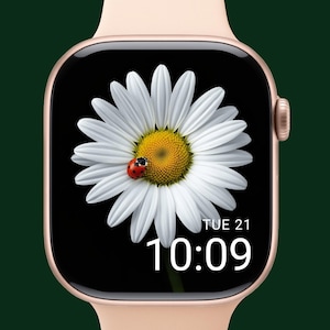 Può includere: Uno smartwatch color oro rosa con uno schermo nero che mostra una margherita bianca con un centro giallo e una coccinella rossa. Lo schermo mostra anche la data, martedì 21, e l'ora, 10:09.