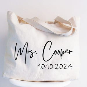 Custom The Bride Beach Bag, Personalized Name, Bridal Party Gifts, Bachelorette Party, Bridesmaid Bridal Team, Wedding Bag, Bridesmaid Tote