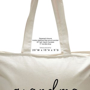 Op de afbeelding: Een cr&egrave;mekleurige canvas tote bag met zwarte tekst die "Ritsluiting, Binnenzak met ritsklep, 25" zelfstof handvatten, 11" handvatval, Metingen, 20"B x 15"H x 5"D" luidt.