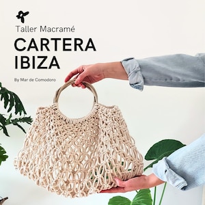 May include: A beige macrame handbag with a circular wooden handle. The bag is held by a person. The text on the image reads "Taller Macramé", "Cartera Ibiza", and "By Mar de Comodoro".