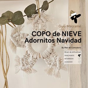 Puede incluir: Un adorno de copo de nieve de macramé blanco, colgado de una rama. El adorno está hecho con una técnica de anudado y tiene un borde con flecos. El texto "COPO de NIEVE Adornitos Navidad" está escrito en negro sobre fondo blanco. El texto "By Mar de Comodoro" está escrito en negro sobre fondo blanco. El texto "Nivel de dificultad" está escrito en negro sobre fondo blanco. Los textos "PRINCIPIANTE", "INTERMEDIO" y "AVANZADO" están escritos en negro sobre fondo blanco.