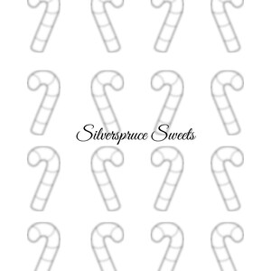 Pode incluir: Um fundo branco apresenta um padrão de bengalas doces cinzentas. As bengalas doces são delineadas com uma forma curva e um design listrado. O texto "Silverspruce Sweets" está escrito em itálico na parte inferior da imagem.