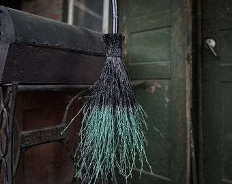 Schwarzer und grüner Hexenbesen, Halloween Besen, Halloween Besen, Hochzeitsbesen, Hexenbesen-Dekor, handgemachter Besen