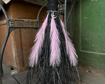 Schwarzer Hexenbesen mit Federn, Halloween Besen, Halloween Besen, Hochzeitsbesen, Hexenbesen Dekor, handgemachter Besen