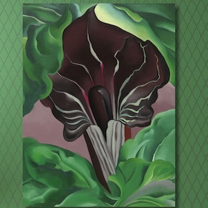 Puede incluir: Una pintura enmarcada de una flor morada oscura con acentos blancos y verdes, sobre un fondo morado claro, rodeada de hojas verdes. La pintura cuelga de una pared verde, junto a una puerta verde y una pequeña mesa verde con un jarrón de flores naranjas.