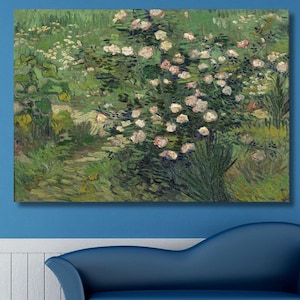 Può includere: Un dipinto di un roseto bianco in fiore, con foglie verdi e un cielo blu sullo sfondo. Il dipinto è realizzato in uno stile che ricorda quello di Vincent van Gogh.