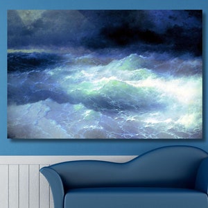 Może przedstawiać: Malowanie przedstawiające burzliwe morze z dużymi falami rozbijającymi się pod ciemnym, pochmurnym niebem. Fale są połączeniem niebieskiego i białego, z refleksami światła odbijającymi się od wody.