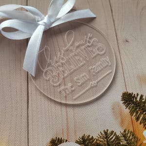 Puede incluir: Adorno navideño redondo de acrílico transparente con la inscripción grabada "This You Believe" y "The Sim Family". Se adjunta una cinta blanca para colgarlo. Diseño festivo para las fiestas.