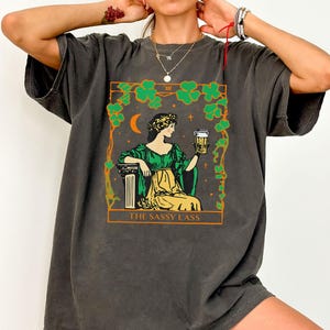 Camiseta engraçada do dia de São Patrício, presente irlandês, camiseta com a carta de tarô The Sassy Lass, camiseta da sorte, camiseta Shamrock, carta de tarô, camiseta do dia de São Patrício
