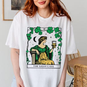 Chemise drôle de la Saint-Patrick, T-shirt irlandais, T-shirt de carte de tarot The Sassy Lass, porte-bonheur, T-shirt Shamrock, carte de tarot, cadeau de la Saint-Patrick