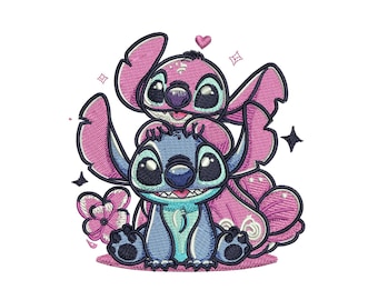 Può includere: Disegno ricamato con Stitch e Angel di Lilo & Stitch. Stitch è blu con un fiore rosa dietro di lui. Angel è rosa e ha le braccia intorno al collo di Stitch. Il design è disponibile in quattro dimensioni: 3, 4, 5 e 6 pollici.