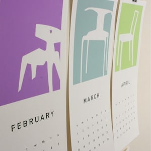 Peut inclure: Trois calendriers mensuels minimalistes. Chaque calendrier présente un fond de couleur différente avec un graphique blanc d'une chaise. Les mois de février, mars et avril sont imprimés en noir, ainsi que les jours du mois.