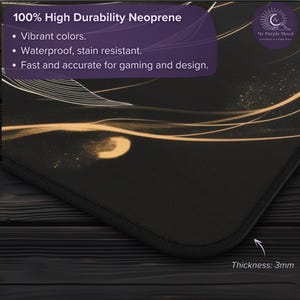 K&ouml;nnte beinhalten: Eine schwarze Mausmatte mit einem goldenen und wei&szlig;en abstrakten Design. Die Mausmatte besteht aus 100% strapazierf&auml;higem Neopren und ist 3 mm dick. Der Text "My Purple Mood" befindet sich in der oberen rechten Ecke der Mausmatte.