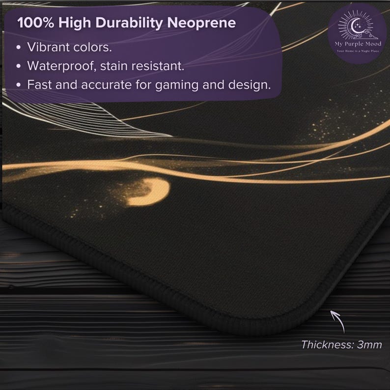K&ouml;nnte beinhalten: Eine schwarze Mausmatte mit einem goldenen und wei&szlig;en abstrakten Design. Die Mausmatte besteht aus 100% strapazierf&auml;higem Neopren und ist 3 mm dick. Der Text "My Purple Mood" befindet sich in der oberen rechten Ecke der Mausmatte.
