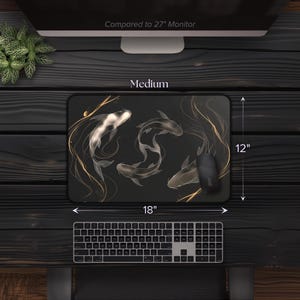 K&ouml;nnte beinhalten: Schwarze Mausmatte mit einem goldenen Design von Koi-Fischen. Die Mausmatte ist 18 Zoll breit und 12 Zoll lang. Der Text "Medium" ist auf die Mausmatte gedruckt.