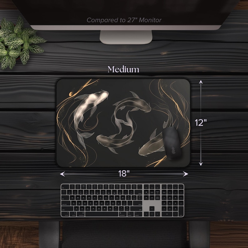 K&ouml;nnte beinhalten: Schwarze Mausmatte mit einem goldenen Design von Koi-Fischen. Die Mausmatte ist 18 Zoll breit und 12 Zoll lang. Der Text "Medium" ist auf die Mausmatte gedruckt.