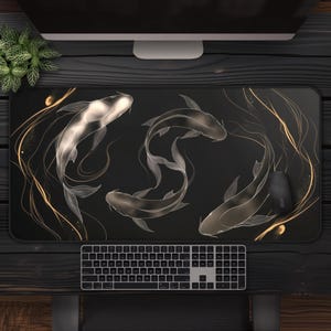 K&ouml;nnte beinhalten: Schwarze und goldene Mauspad mit einem Design aus drei wei&szlig;en Koi-Fischen, die in einem wirbelnden Muster schwimmen. Die Fische sind in Gold umrandet und der Hintergrund ist schwarz.