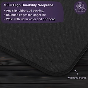 K&ouml;nnte beinhalten: Schwarze Neopren-Mausmatte mit abgerundeten Kanten und einer rutschfesten gummierten Unterseite. Die Mausmatte tr&auml;gt den Text "100% High Durability Neoprene" und "My Purple Mood".