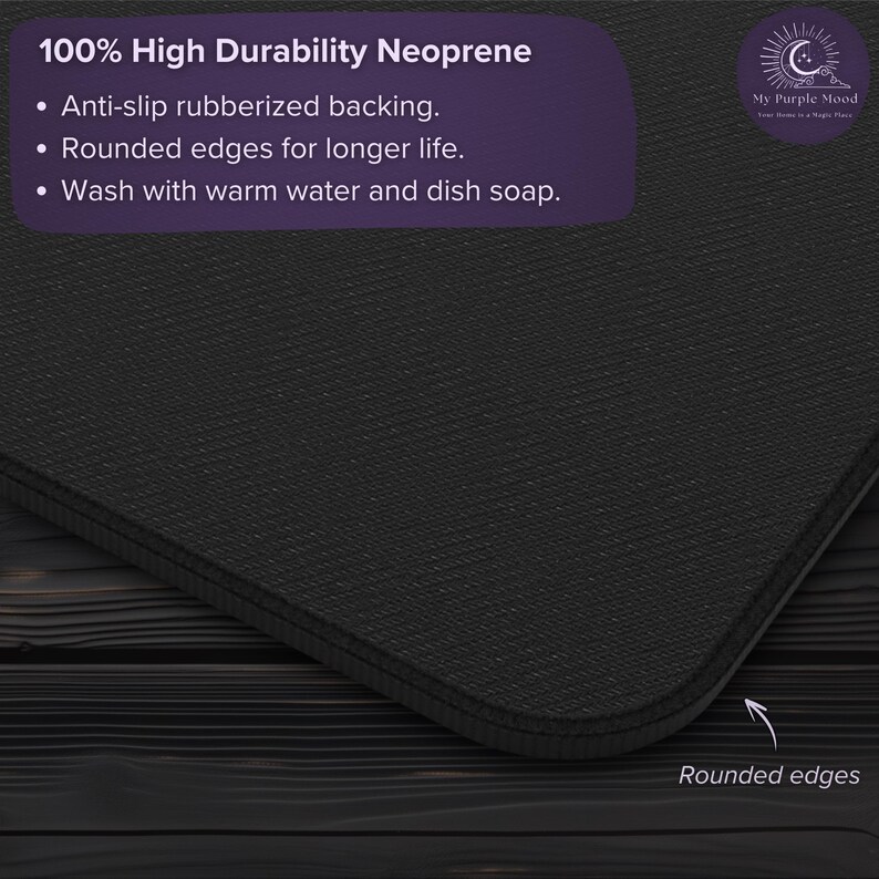 K&ouml;nnte beinhalten: Schwarze Neopren-Mausmatte mit abgerundeten Kanten und einer rutschfesten gummierten Unterseite. Die Mausmatte tr&auml;gt den Text "100% High Durability Neoprene" und "My Purple Mood".