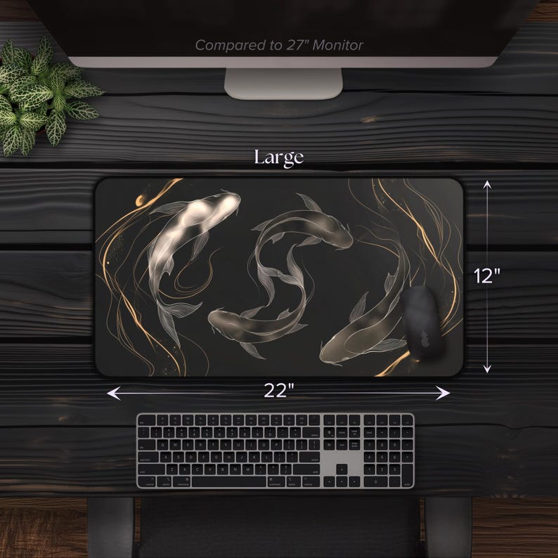 K&ouml;nnte beinhalten: Eine schwarze und goldene Mausmatte mit einem Design aus drei wei&szlig;en Koi-Fischen, die in einem wirbelnden Muster schwimmen. Die Mausmatte ist 22 Zoll breit und 12 Zoll hoch. Der Text "Large" ist auf der Mausmatte gedruckt.