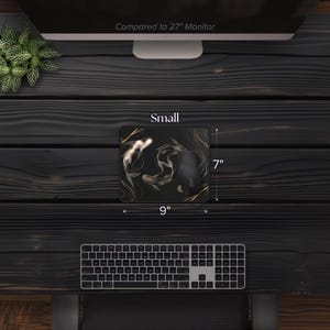 K&ouml;nnte beinhalten: Eine schwarze Mausmatte mit einem goldenen und wei&szlig;en Koi-Fisch-Design. Die Mausmatte ist 9 Zoll breit und 7 Zoll hoch. Der Text "Small" ist auf dem Bild gedruckt.