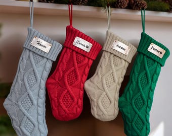 Personalisierter gestrickter Weihnachtsstrumpf, Zopfmuster mit Lederanhänger