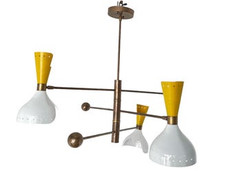 Lámpara de araña Sputnik de latón: estilo moderno de mediados de siglo, amarilla y blanca, de 3 luces