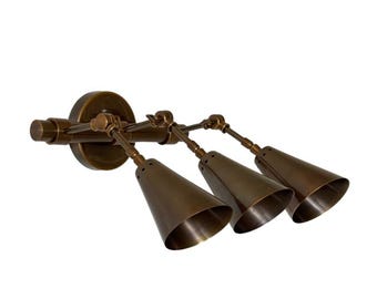 Aplique de pared de latón de tres luces hecho a mano / Lámpara Sputnik de mediados de siglo