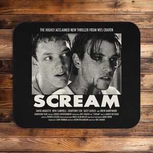 Puede incluir: Cartel de pel&iacute;cula en blanco y negro para la pel&iacute;cula "Scream" con los actores David Arquette, Neve Campbell, Courteney Cox, Skeet Ulrich y Drew Barrymore. El cartel tiene el t&iacute;tulo "Scream" en letras blancas grandes y el lema "The Highly Acclaimed New Thriller From Wes Craven".