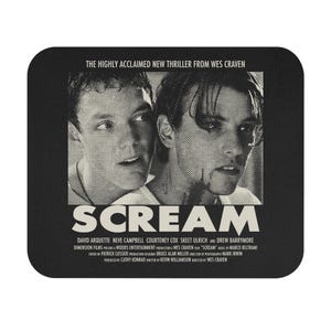 Puede incluir: Un p&oacute;ster en blanco y negro para la pel&iacute;cula "Scream" con los actores David Arquette, Neve Campbell, Courteney Cox, Skeet Ulrich y Drew Barrymore. El p&oacute;ster tiene el t&iacute;tulo "Scream" en letras blancas grandes y el lema "The Highly Acclaimed New Thriller From Wes Craven".