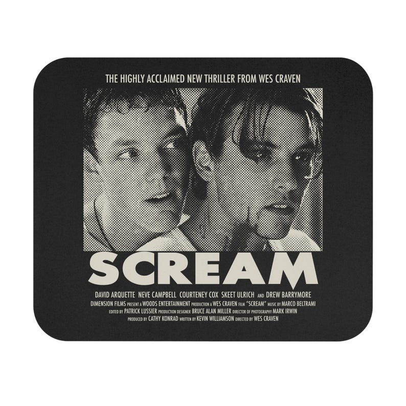 Puede incluir: Un p&oacute;ster en blanco y negro para la pel&iacute;cula "Scream" con los actores David Arquette, Neve Campbell, Courteney Cox, Skeet Ulrich y Drew Barrymore. El p&oacute;ster tiene el t&iacute;tulo "Scream" en letras blancas grandes y el lema "The Highly Acclaimed New Thriller From Wes Craven".
