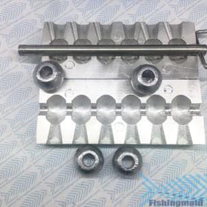 Op de afbeelding: Een zilveren metalen mal voor het gieten van visloodjes. De mal heeft 12 holtes voor het maken van ronde loodjes. Er is een metalen staaf om gesmolten lood in de mal te gieten. Er zijn ook vier afgewerkte loodjes naast de mal.