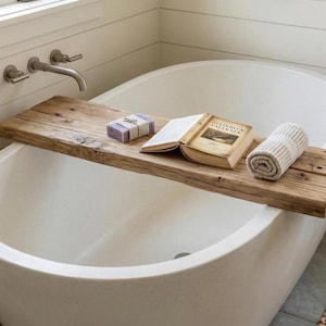 Peut inclure: Ensemble de trois mugs en céramique avec une finition mate et mouchetée. Les mugs sont de couleur crème, gris clair et gris foncé. Chaque mug a un design simple et minimaliste avec une anse arrondie.