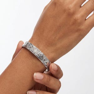 Bracciale rigido da donna in argento con motivo floreale, regolabile, con decorazione incisa, ideale per tutti i giorni. Regalo perfetto per lei. Gioielli artigianali in stile boho, perfetti per un anniversario.