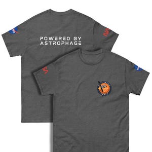 Könnte beinhalten: Zwei graue T-Shirts mit dem NASA-Logo und dem Text "POWERED BY ASTROPHAGE". Ein Shirt hat einen runden Aufnäher mit einer Rakete und den Worten "HAIL MARS EARTH".