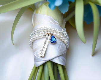 Charme iets blauws boeket – gegraveerde bruid cadeau van moeder of vriend – trouwdatum bruidsbedel voor bloemen