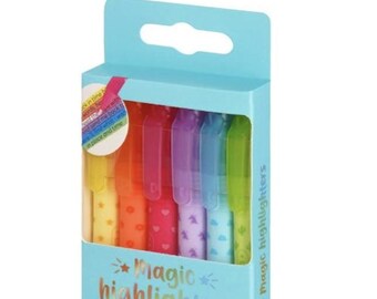 Könnte beinhalten: Eine Packung mit sechs löschbaren Textmarkern mit doppelten Spitzen. Die Textmarker sind in einem Regenbogen von Farben gehalten und haben verschiedene Muster. Die Verpackung trägt die Aufschrift "Magic Highlighters" und "Löschbare Textmarker".