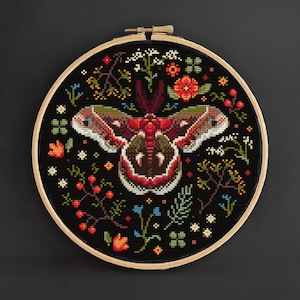 Cecropia Moth, wzór krzyżykowy PDF, haft z czerwonymi akcentami – natychmiastowe pobranie