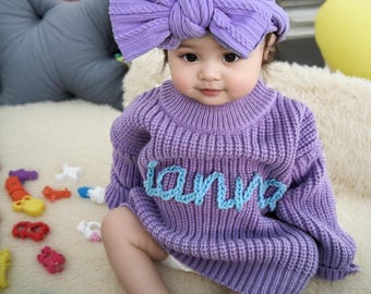 Geborduurde trui met babynaam: gepersonaliseerd cadeau voor pasgeborene
