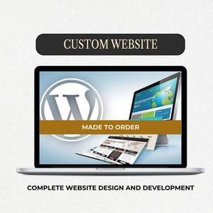 Puede incluir: Una pantalla de portátil que muestra un logotipo de WordPress y vistas previas de diseño web con una banda dorada que dice MADE TO ORDER. Sobre el portátil, una etiqueta negra dice CUSTOM WEBSITE y debajo, COMPLETE WEBSITE DESIGN AND DEVELOPMENT.