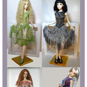 Puede incluir: Cuatro muñecas con diferentes vestidos. Las muñecas están en varias poses, incluyendo de pie, sentadas y apoyadas. Las muñecas llevan una variedad de estilos, incluyendo un vestido floral verde, un vestido de lentejuelas plateadas, un vestido de crochet azul y un vestido floral morado.