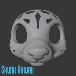 Könnte beinhalten: Eine hellgraue, stilisierte Tiermaske mit großen, abgerundeten Augenhöhlen, einer markanten Schnauze und einer Reihe von ausgeschnittenen Formen auf der Stirn. Der Text SKUNK KAWAII ist unten im Bild hellblau aufgedruckt.